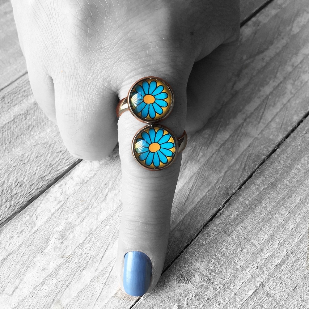 Women’s Ring - Picture 2 of 6